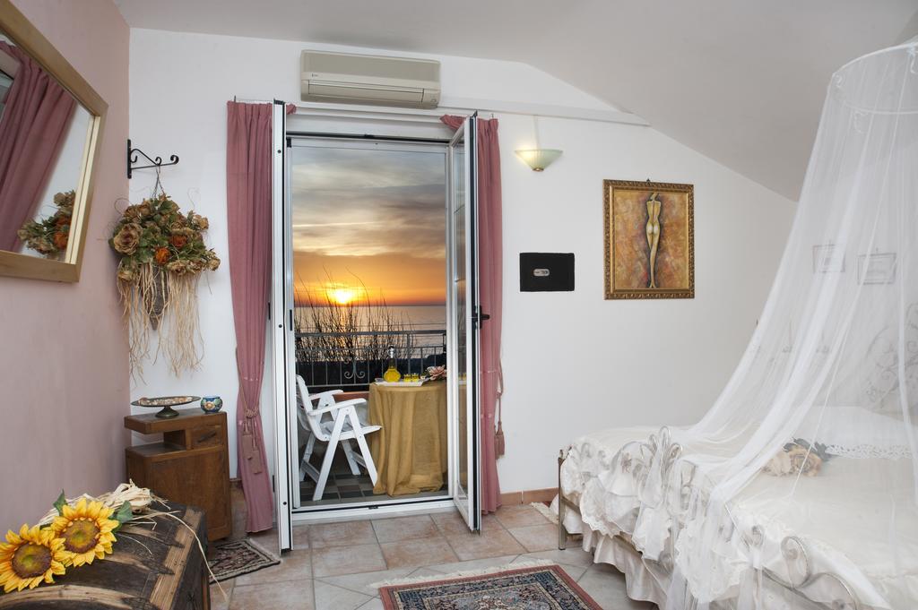 Casa Vacanza Alice & Mari Асчеа Стая снимка