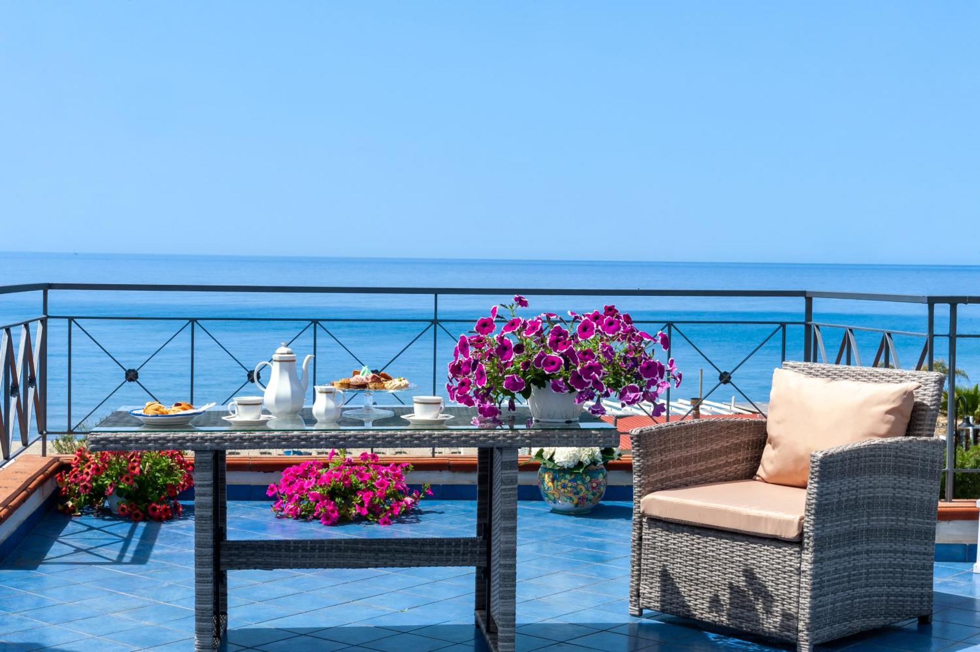 Casa Vacanza Alice & Mari Асчеа Екстериор снимка
