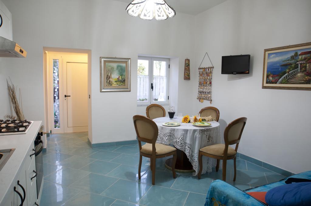 Casa Vacanza Alice & Mari Асчеа Стая снимка