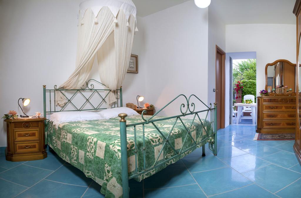 Casa Vacanza Alice & Mari Асчеа Стая снимка