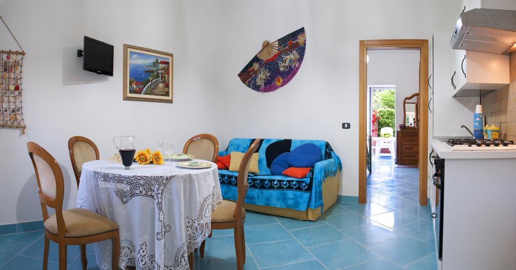 Casa Vacanza Alice & Mari Асчеа Стая снимка